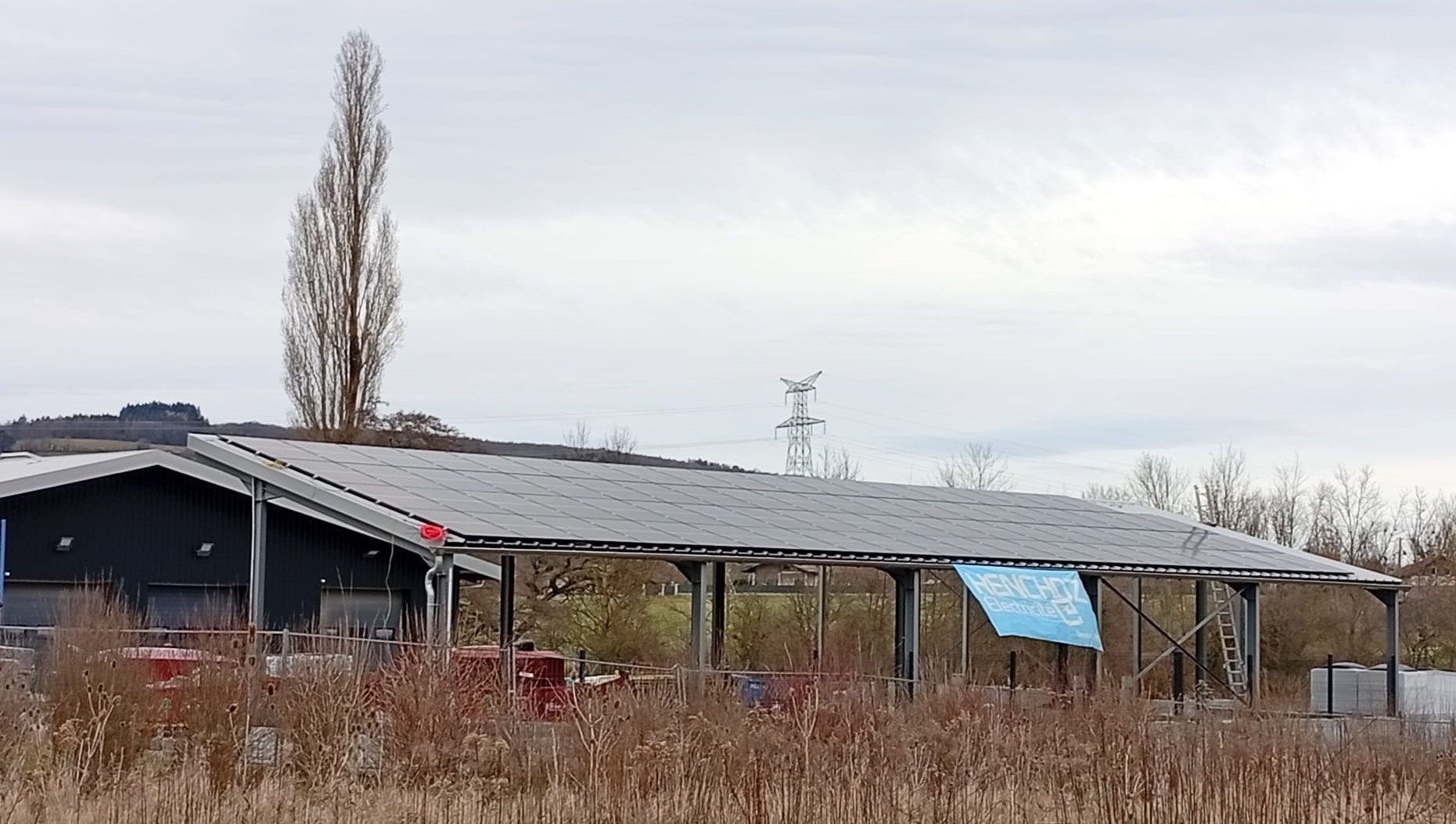 Ombrière complètement solarisée